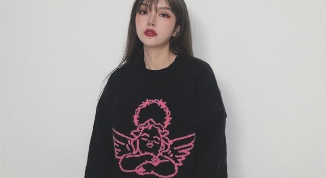 周扬青才是真富婆，穿大衣露打底秀“马蜂腰”，看到百万鞋子我服