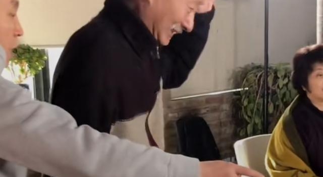 66岁陈佩斯近况曝光，胡子花白身体消瘦，与人握手却不被重视？