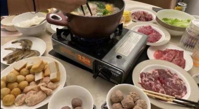 霍启刚晒一家七口晚餐 意外简朴还不如普通人家？