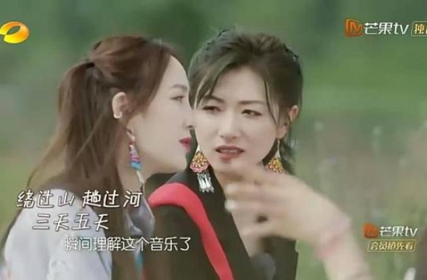 姐姐们与拉祜村民音乐联欢，原创民族音乐打动人心