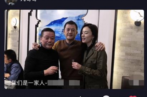 李亚鹏和女友见家长，揽女友长辈同框似兄弟，49岁风采不减当年