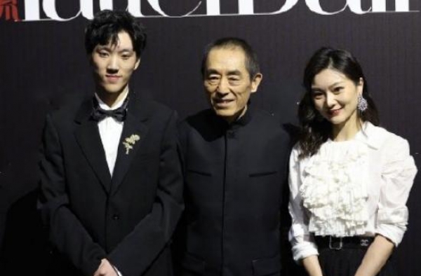 张艺谋带老婆孩子走红毯，娇妻拎万元包低调显奢华，自己却很简朴
