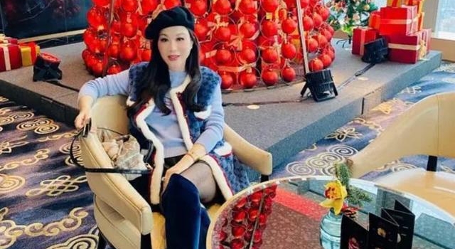 吕良伟三婚妻子富态十足，高调秀豪华钻戒，指环镶满圈钻石太抢眼