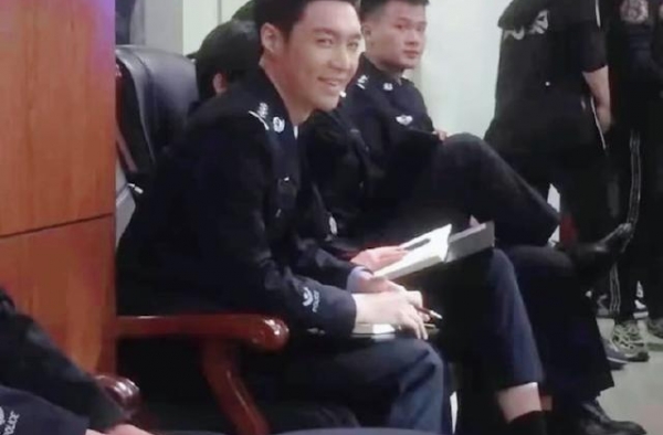 张艺兴《扫黑风暴》路透 穿警服梳大背头正气满满