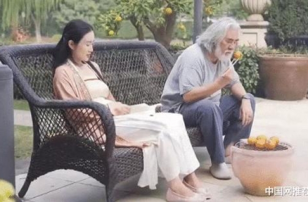 老夫少妻很甜蜜！张纪中为娇妻剥橘子，杜星霖端茶给他