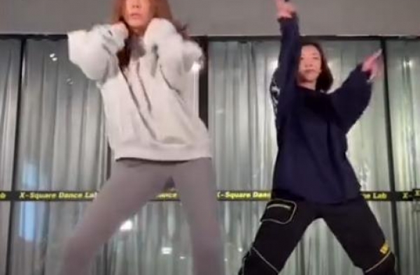 央视主持朱迅台下反差大，穿打底裤跳热舞，身材丝毫不输同框美女