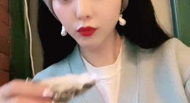 范冰冰打扮精致宛如贵妇，深夜吃大碗鱼子酱，桌上奢侈名包太抢眼