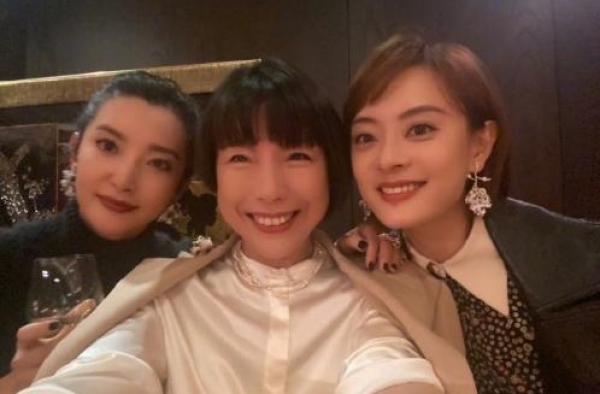 李冰冰近照罕曝光，穿束腰长裙尽显好身材，丝毫不输小9岁孙俪