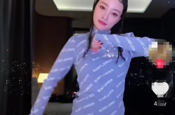 39岁李小璐梳脏辫火辣热舞，蟒纹丝袜太惹眼，却被嘲又土又俗？