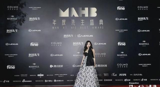 张雨绮穿＂圣诞树＂走红毯胖成球！金晨后背绑大蝴蝶，像＂礼物＂