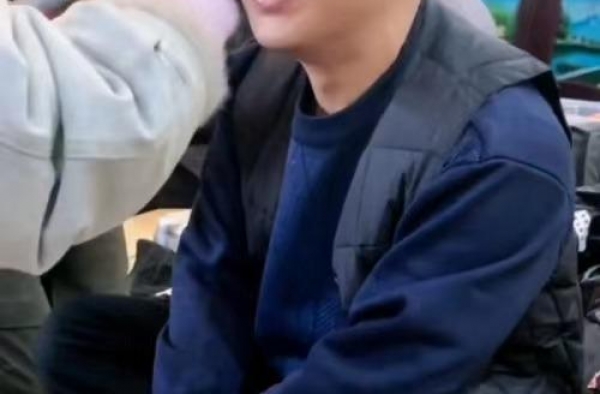 宋小宝新戏两鬓画灰白，脸色黑被疑健康亮红灯，曾送急救停工半年