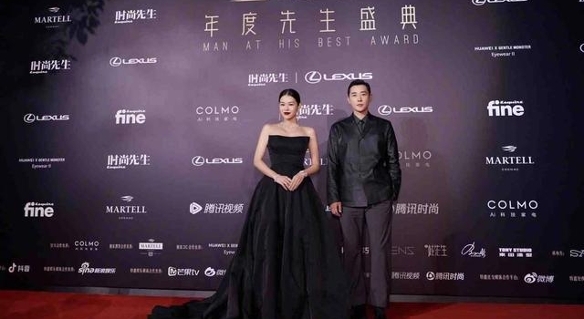 黄圣依瘦出排骨胸！礼服下滑险些走光，同框胡杏儿一身黑好显壮