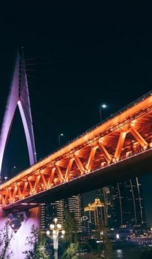 《美味夜行侠》首播，尹正、秦霄贤重庆寻“味”，体验豪情江湖菜