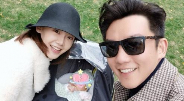 苗苗产后首晒一家三口合影 与郑恺带女儿外出放风