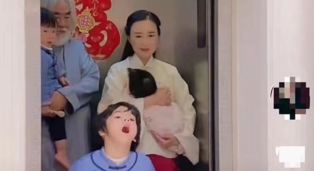 张纪中为娇妻挡电梯门，儿女双全，年龄差30岁的爱情依旧甜蜜