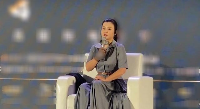郝蕾无修图脸盘大一圈，穿宽松裤子难掩小腹突出，42岁身材丰满