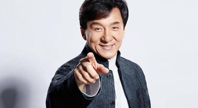 成龙近况曝光，聚餐后与一女子拥抱告别，未带保镖随行超接地气