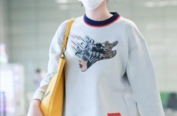 李小冉与富豪老公同框，男方眼神憔悴显老态，贴身跟随被指像助理