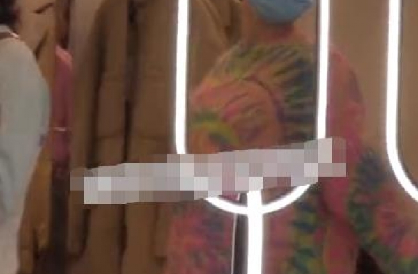 太开放！苗苗当众换装只穿内衣引热议，素颜皮肤状态好身材绝佳