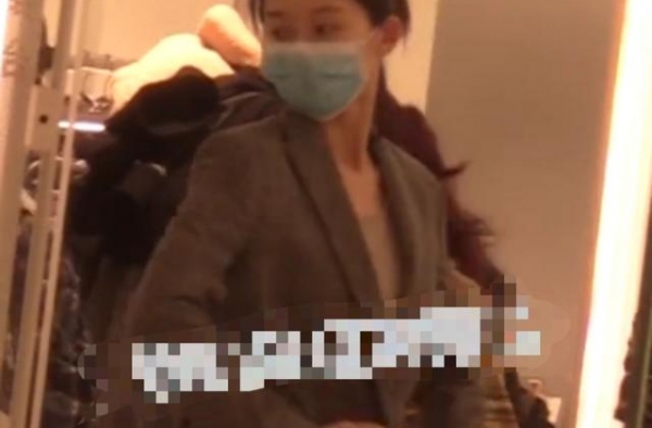 苗苗产后与母亲逛街似少女，当众脱衣试衣服，内衣照被偷拍惹争议