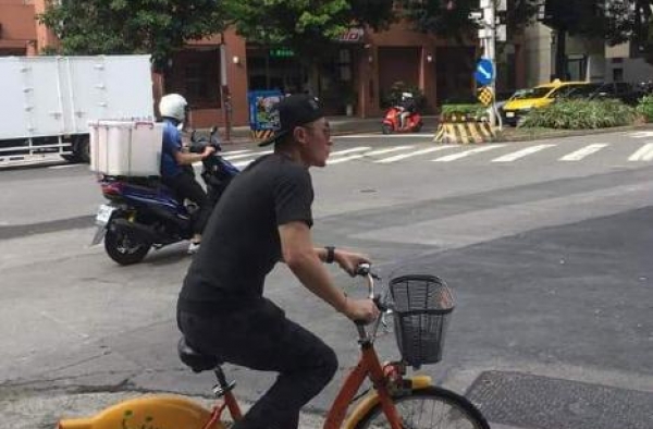 霍建华街头骑车好惬意，闲赋在家工作室注销，林心如负责赚钱养家