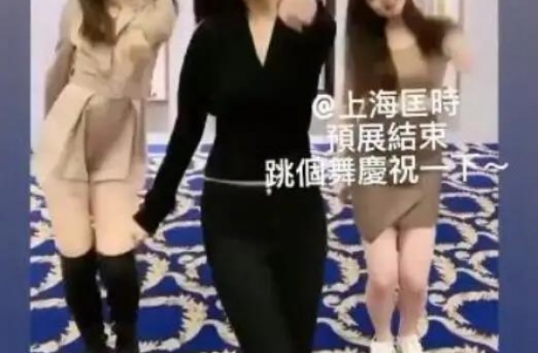 赌王小女儿罕见翻车！与闺蜜热舞暴露肥肚子，输给顶级名媛姚安娜