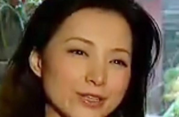 董卿早年节目视频曝光，罕见一袭长发，全程英语对答如流