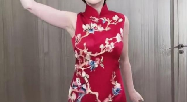 50岁“雪姨”王琳穿旗袍火辣热舞，风韵犹存，女人味十足