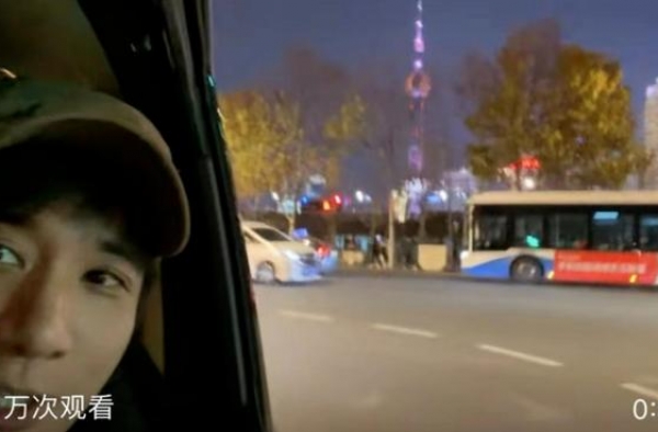王力宏在沪隔离点解除隔离，离开时自拍视频为工作人员点赞