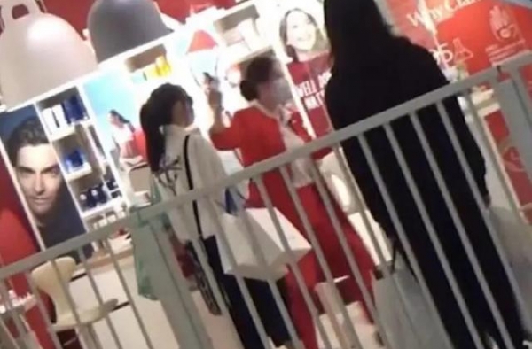 张柏芝逛商场，衣着朴素全程无人识，驼背脖子前倾毫无女神范