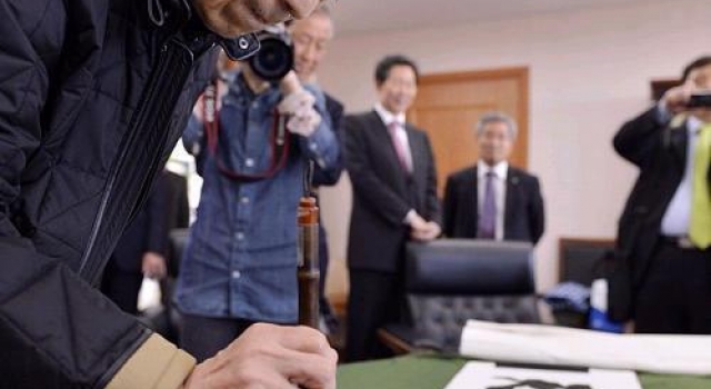 刘晓庆晒字画，被曝16字卖108万，网友：大衣哥一字要价5万