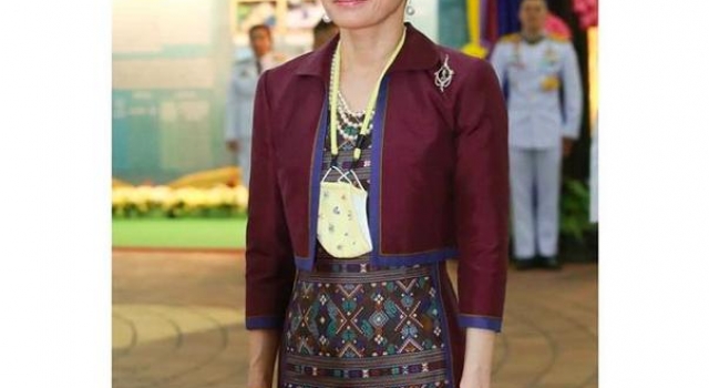 泰王后苏提达穿红衣效仿贵妃！踩十公分高跟真惊艳，比诗妮娜端庄