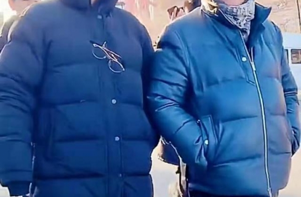 赵本山范伟村里“赶集”，老哥俩再次重聚，网友遗憾缺高秀敏