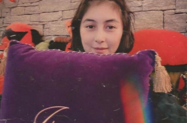 赌王最叛逆女儿！何超仪46岁素颜像少女，进娱乐圈被嫌丢人现眼