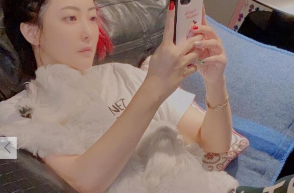 金喜善状态似冻龄少女，皮肤白皙美貌动人，曾因女儿太丑被疑整容