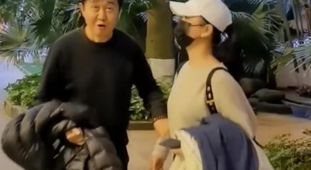 付笛生夫妇生活太滋润，穿羽绒服在海滩度假，任静一点不像52岁