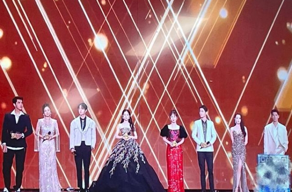 资格不够？杨幂活动被曝穿二手高定，赵丽颖连换三套礼服却没红毯