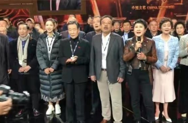 电视剧《渴望》剧组30年后罕见再聚首！网友感叹：爷青回