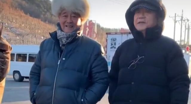 赵本山范伟同框显熟络，化解多年不和，曾因酬劳不均反目成仇？