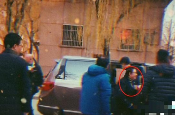 韩红暴瘦后罕现身，领导提前等候接待，演讲称自己愿做平凡人