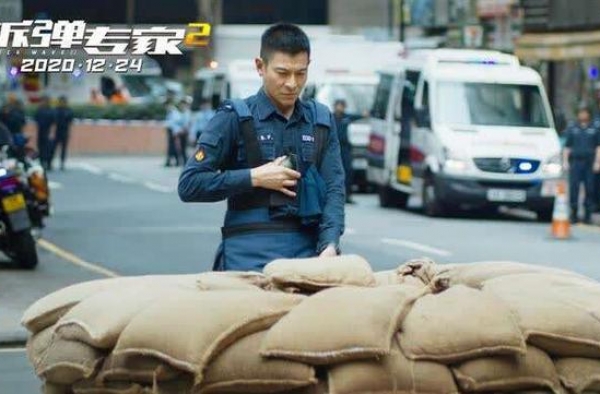 “第二部不够新就不会拍”，《拆弹专家2》反套路贺岁