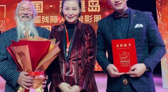 48岁王思懿近照变大妈？发根全白苹果肌突出，最美潘金莲也老了