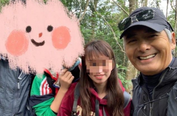 65岁周润发爬山被偶遇，主动救受伤老人，身材精瘦疑似满头白发