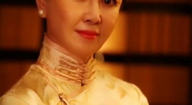 “妲己”傅艺伟晒旗袍装扮，皱纹明显老态毕现，因丑闻前途全毁