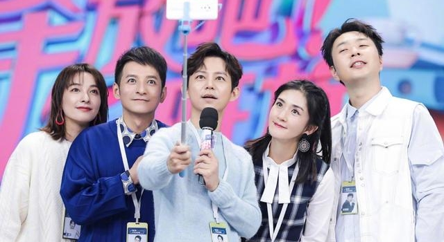 粉丝送礼就收，明星们该收手了