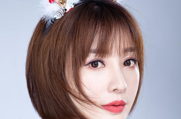柳岩圣诞化身“麋鹿少女”短发灵动小露香肩气质绝美