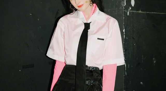 杨幂太敢说！穿学生装甜回初恋女神，霸气发言更稳坐嘉行一姐之位