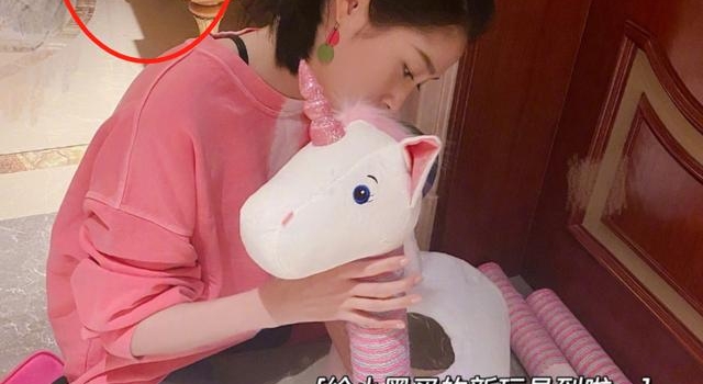 关晓彤公主豪宅意外曝光，跪地炫出一双细腿，曾给猫买3千块项链
