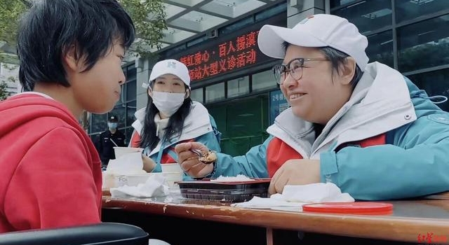 明星志愿者为爱而行，“韩红爱心百人援滇”纪录片明日凌晨播出
