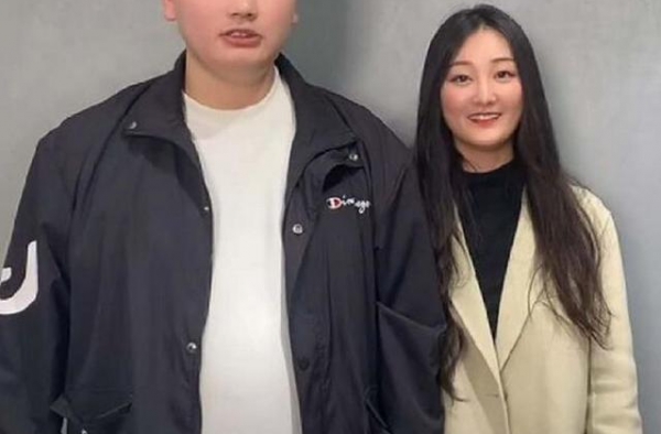 大衣哥儿媳下地干活，戴大钻戒打扮精致，一捆葱苗扒半天被疑作秀
